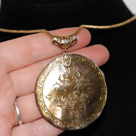🌞 Gold Over Natural Shell Pendant Necklace – 15.75"  ✨ - Picture 1 of 5